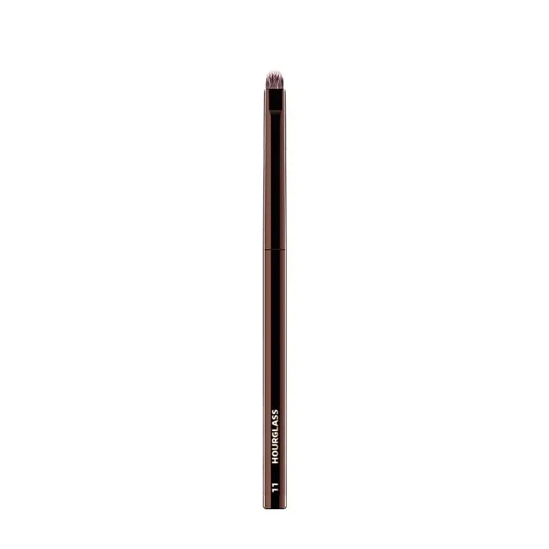 Hourglass No.11 Eyetail Smudge Brush – Soft Fiber Eye Brush Eye Makeup Brush PLUSH black
