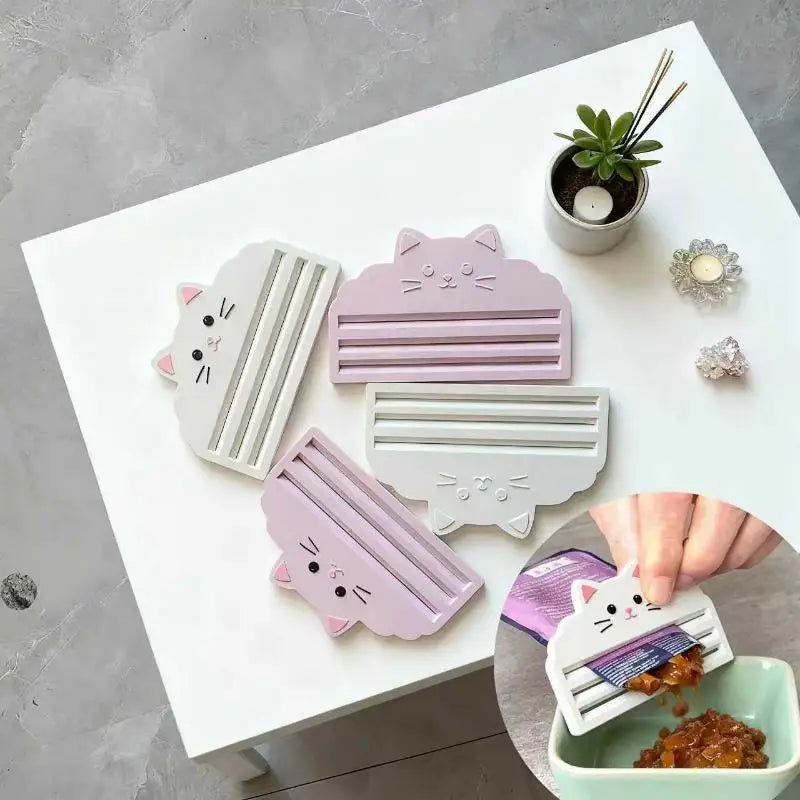 Cat Food Squeeze Feeder Spoon – Pet Treat Dispenser Tool Pet Treat Dispenser PLUSH
