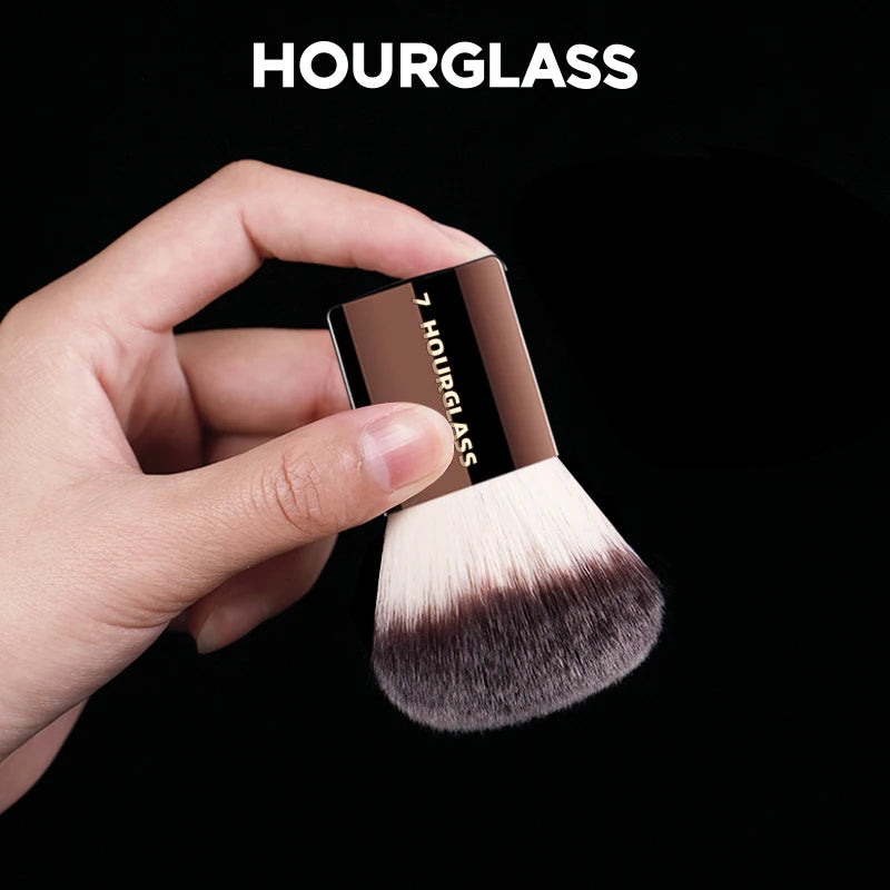 Hourglass No.7 Finishing Powder Brush – Soft Wool Fiber Finishing Makeup Brush PLUSH