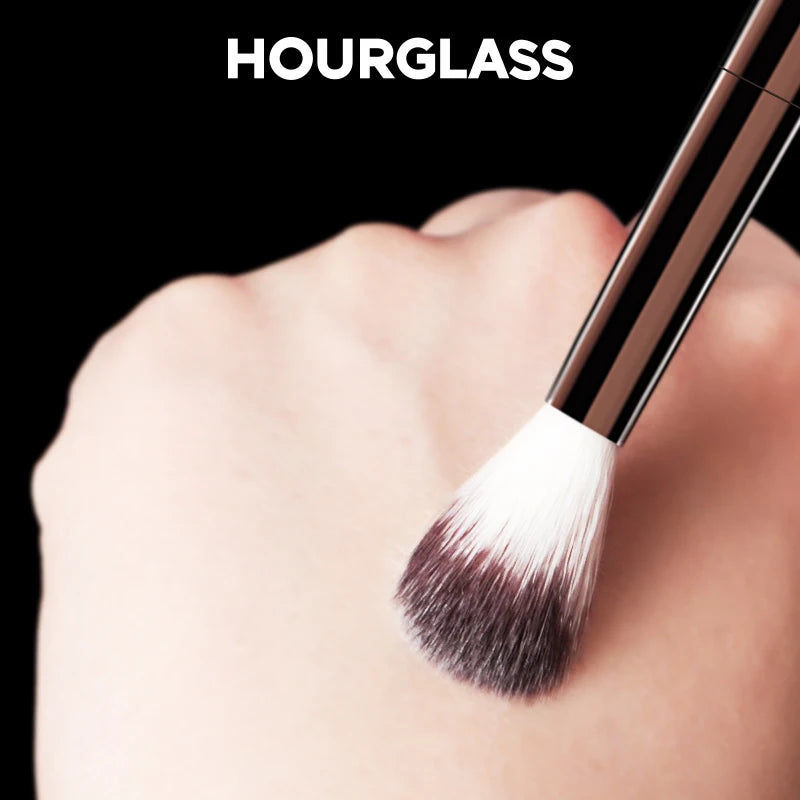 Hourglass No.14 Detail Setting Eye Brush – Soft Fiber Eye Makeup Brush PLUSH