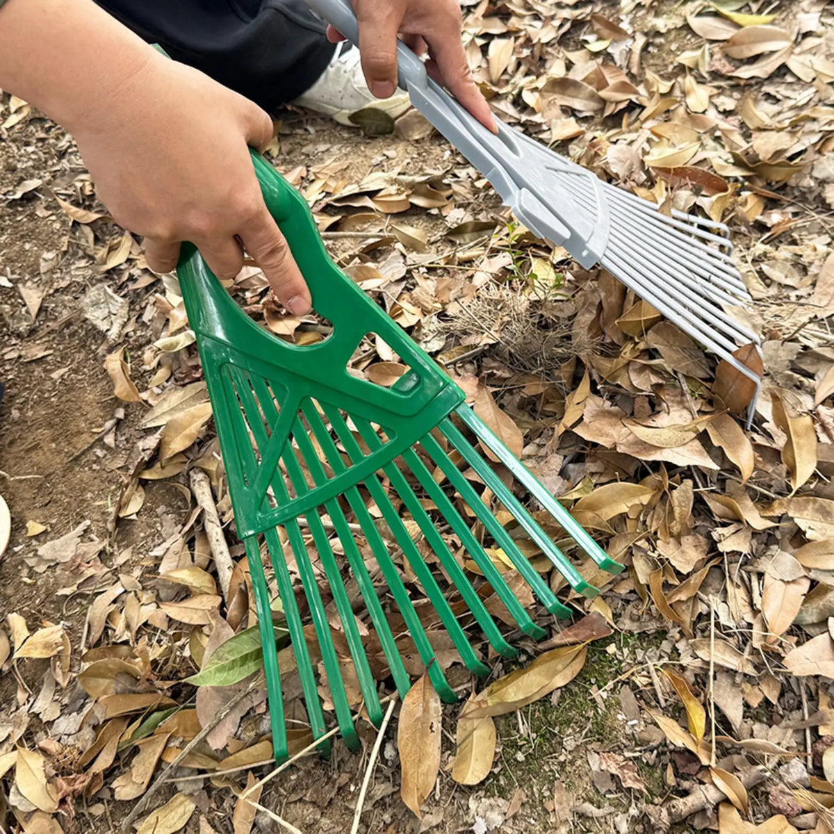 Wide-Head Garden Leaf Rake – Durable Lightweight Yard Tool Garden Leaf Rake PLUSH