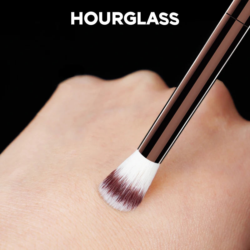 Hourglass No.4 Crease & Highlight Brush – Soft Fiber Tip Makeup Brush PLUSH