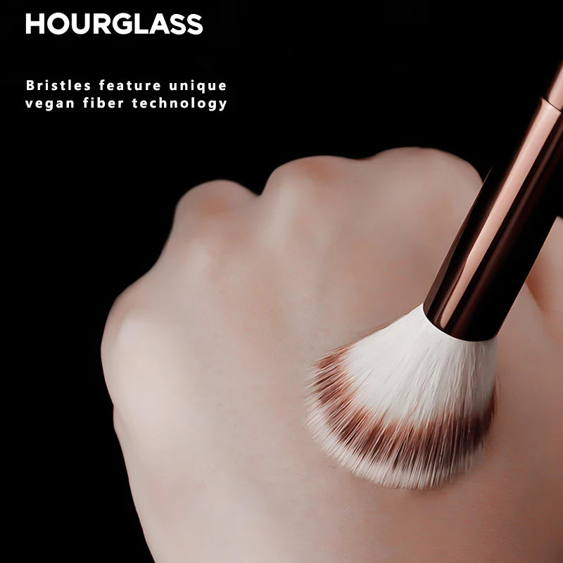 HOURGLASS No.15 Liquid Blush, Contour & Powder Makeup Brush Makeup Brush PLUSH