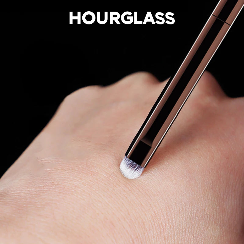 Hourglass No.11 Eyetail Smudge Brush – Soft Fiber Eye Brush Eye Makeup Brush PLUSH