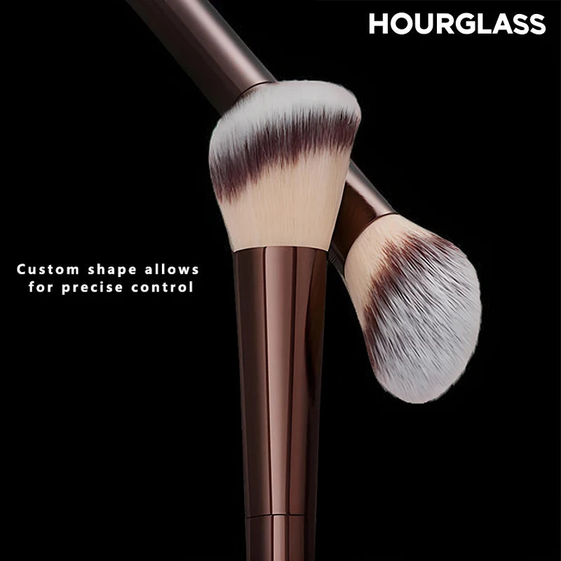 HOURGLASS No.15 Liquid Blush, Contour & Powder Makeup Brush Makeup Brush PLUSH