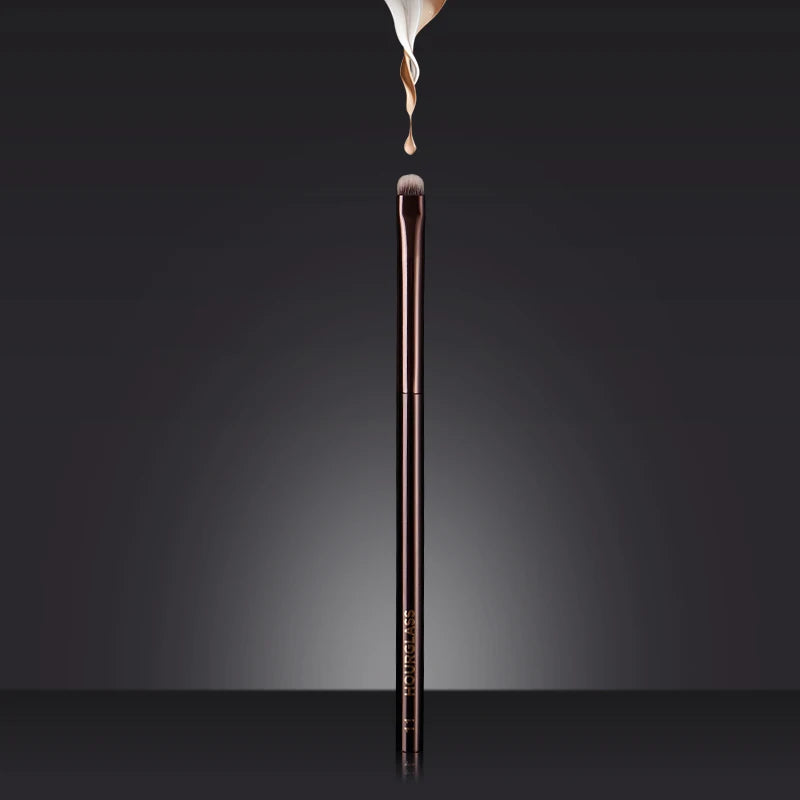 Hourglass No.11 Eyetail Smudge Brush – Soft Fiber Eye Brush Eye Makeup Brush PLUSH