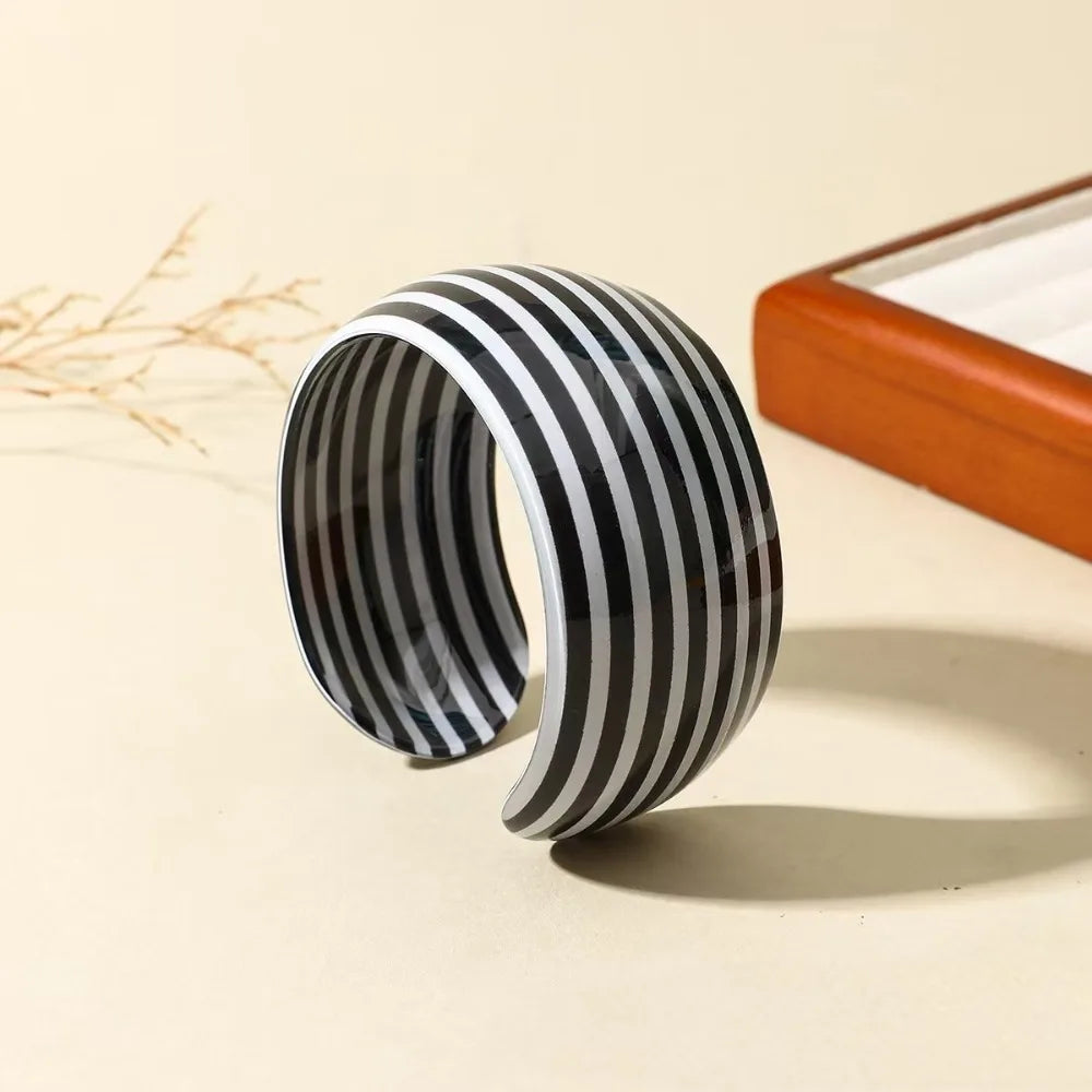 Black & White Striped Wide Acrylic Cuff Bangle – Retro Style Cuff Bangle PLUSH Horizontal
