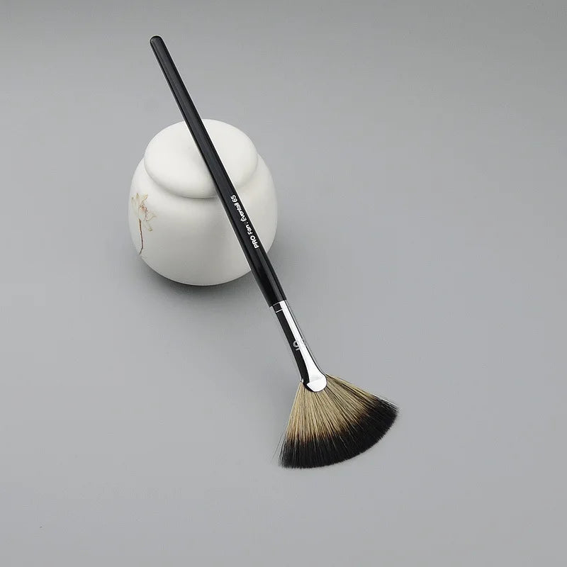 PRO Fan Brush #65 – Powder, Bronzer & Illuminator Makeup Brush Makeup Fan Brush PLUSH