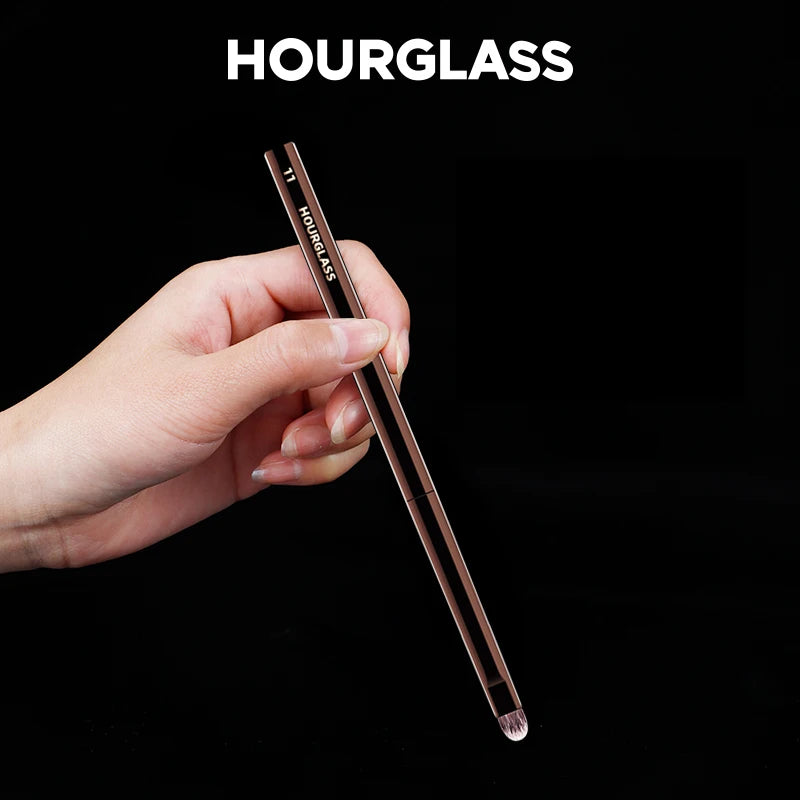 Hourglass No.11 Eyetail Smudge Brush – Soft Fiber Eye Brush Eye Makeup Brush PLUSH