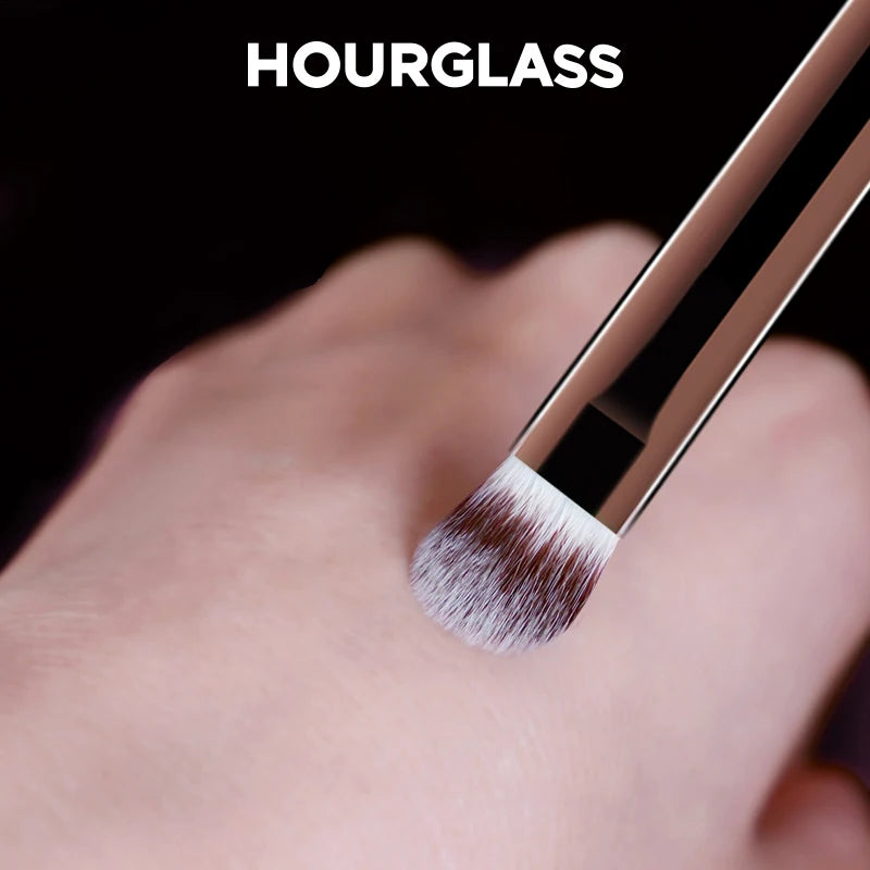 Hourglass No.3 All Over Shadow Brush – Soft Fiber Eye Brush Eye Makeup Brush PLUSH
