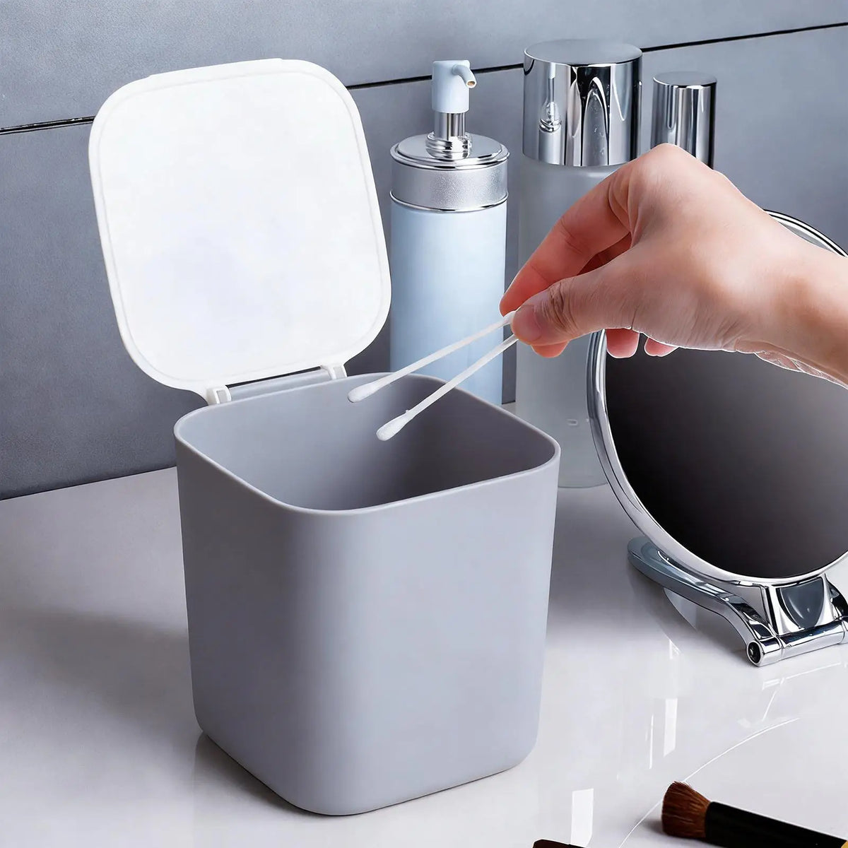 Mini Desktop Trash Can with Lid – Compact Desk Waste Bin Desktop Trash Can PLUSH