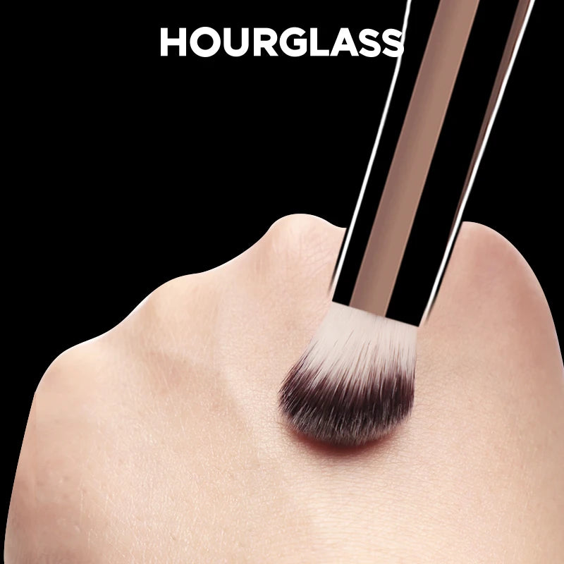 Hourglass No.19 Vanish Seamless Finish Concealer Brush Concealer Makeup Brush PLUSH