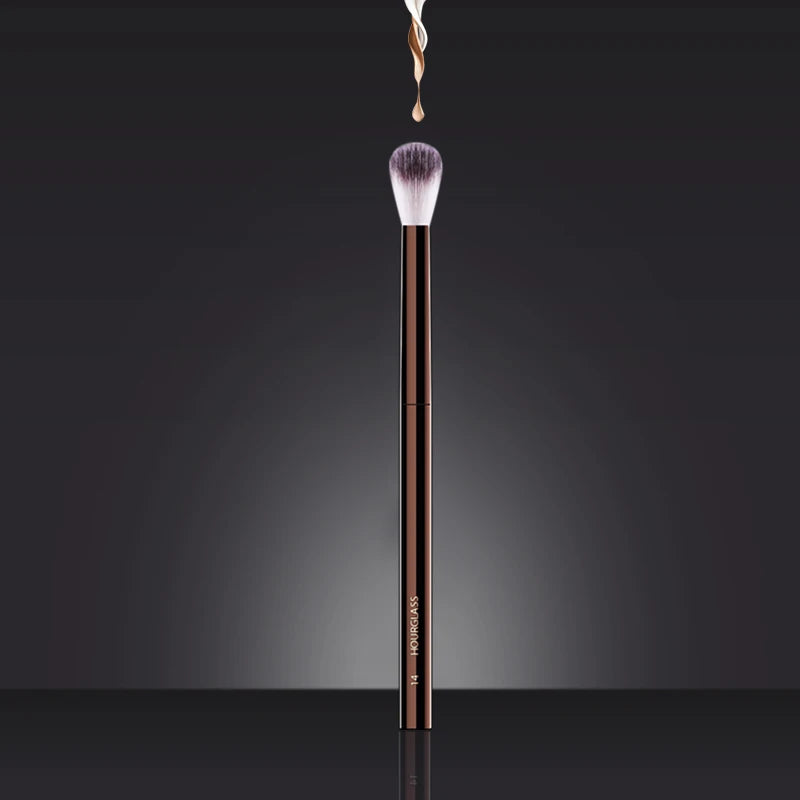 Hourglass No.14 Detail Setting Eye Brush – Soft Fiber Eye Makeup Brush PLUSH